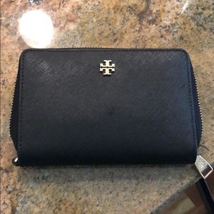 Tory Burch Robinson wallet NEEDS TO GO!!!